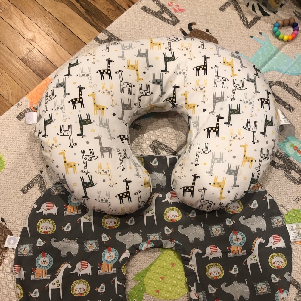 Bobby breastfeeding pillow - Giraffe print.